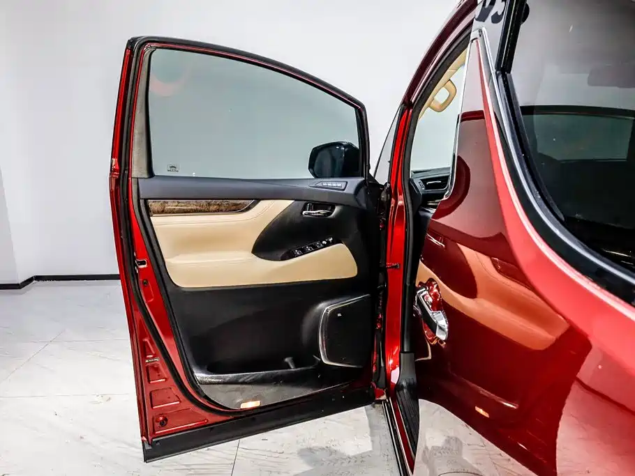 Toyota Alphard — миниатюра 8