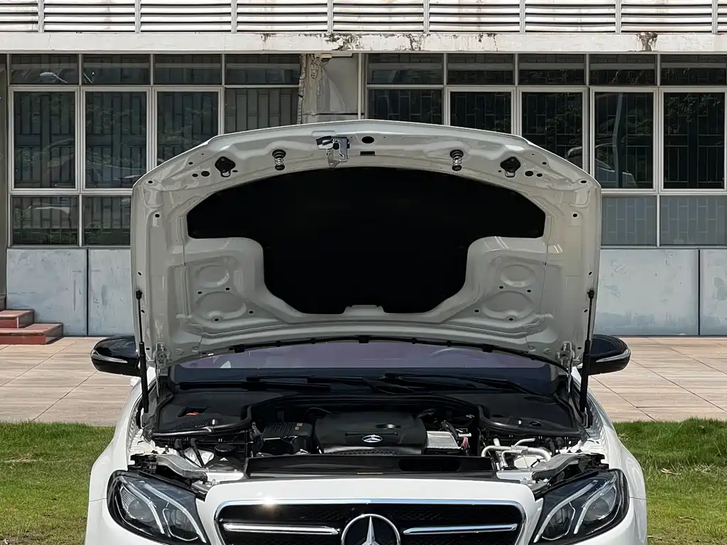 Mercedes-Benz E-Class — миниатюра 9