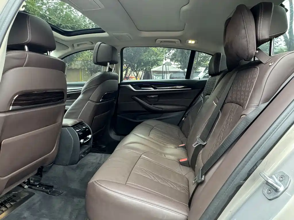 BMW 5 Series New Energy — миниатюра 11