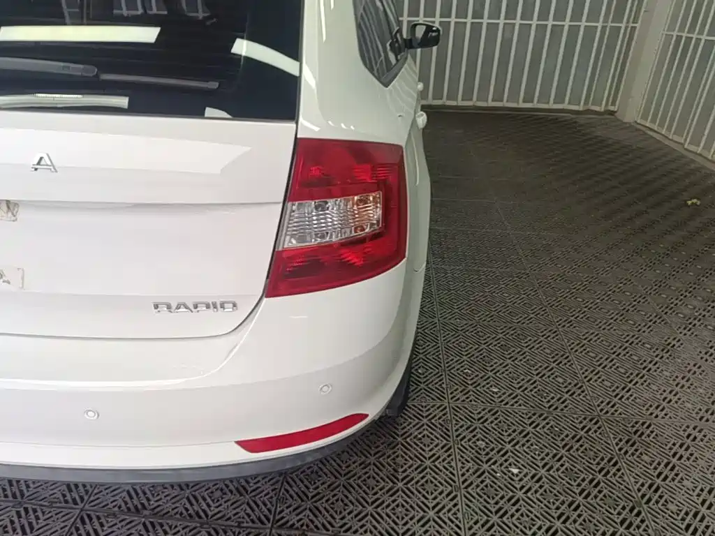 Skoda Rapid Spaceback — миниатюра 8