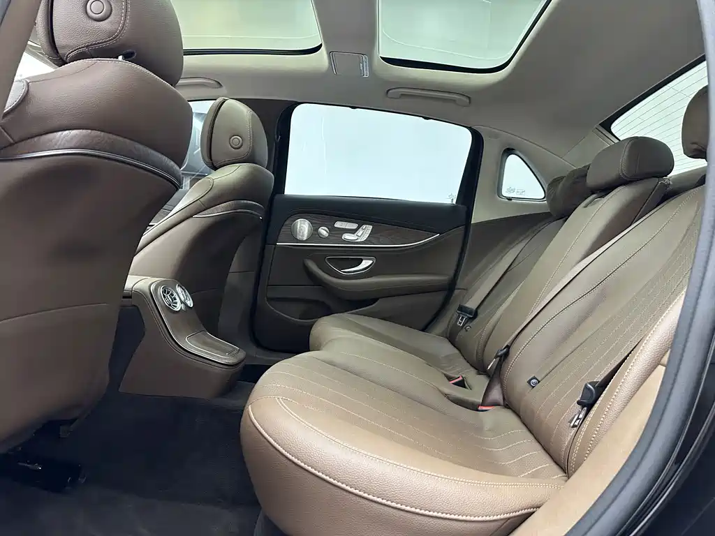 Mercedes-Benz E-Class — миниатюра 11
