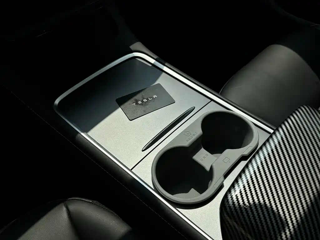 Tesla Model Y — миниатюра 18