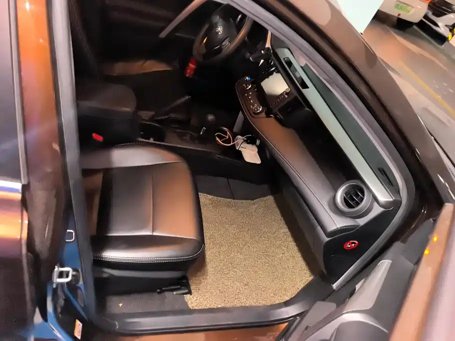 Toyota RAV4 — миниатюра 8