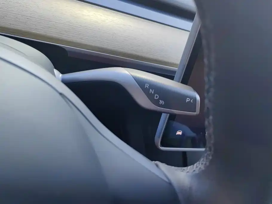 Tesla Model Y — миниатюра 16