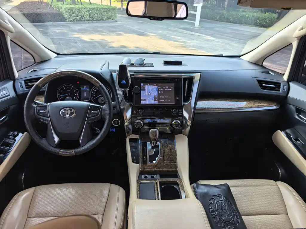 Toyota Alphard — миниатюра 10