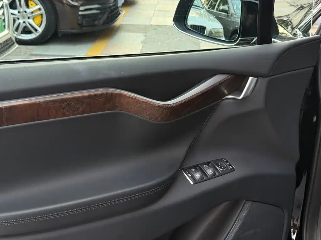 Tesla Model X — миниатюра 10