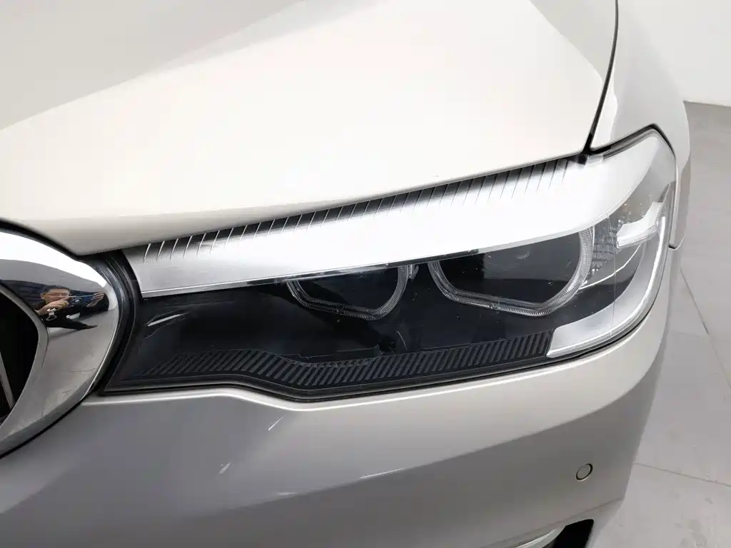 BMW 5 Series — миниатюра 7