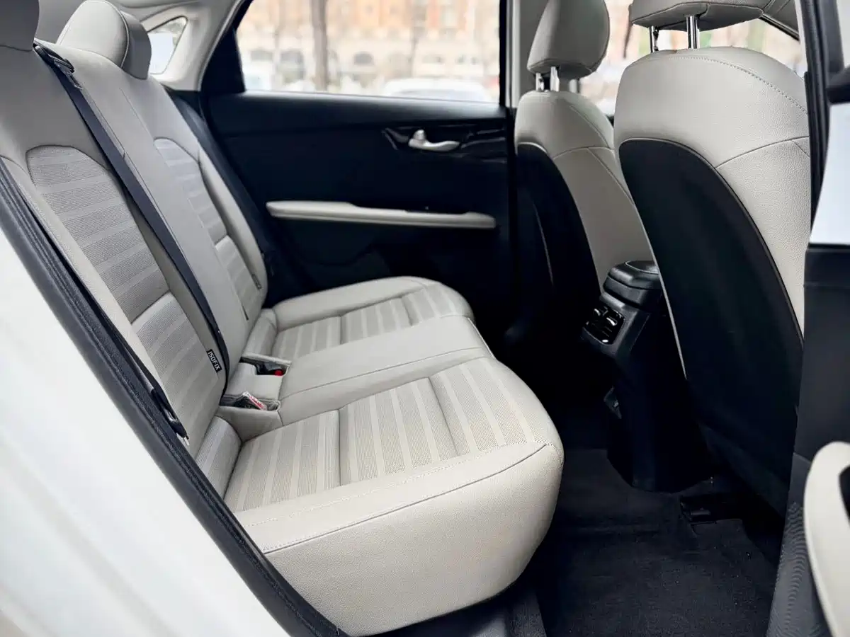Kia K3 2023 Белый из Китая