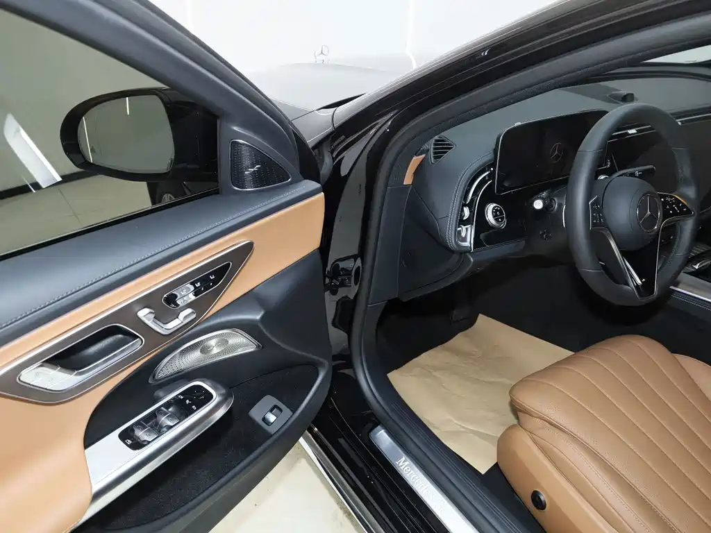 Mercedes-Benz E-Class — миниатюра 7