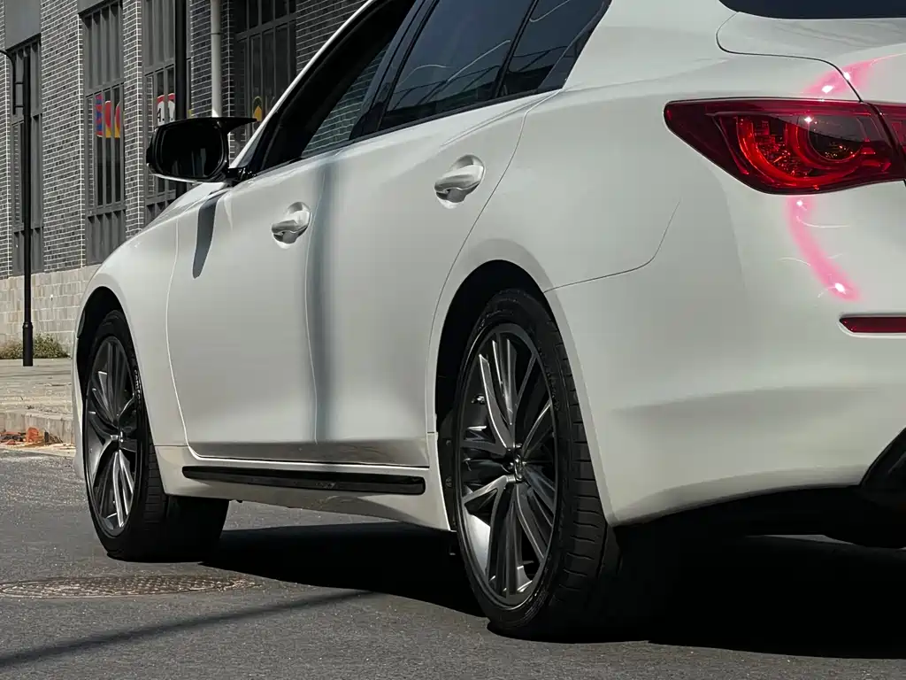 INFINITI Q50L