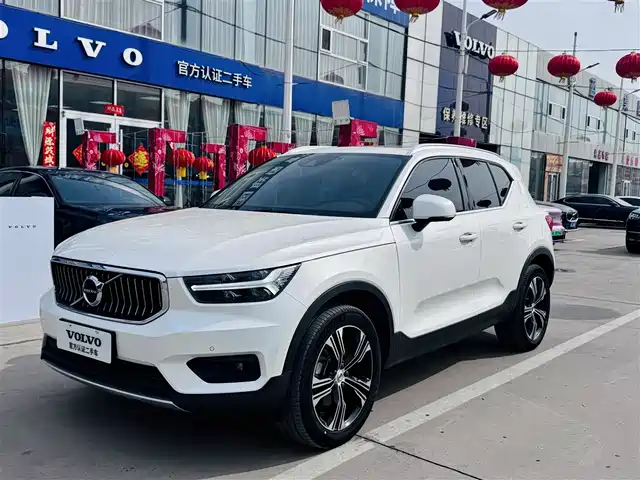 VOLVO XC40