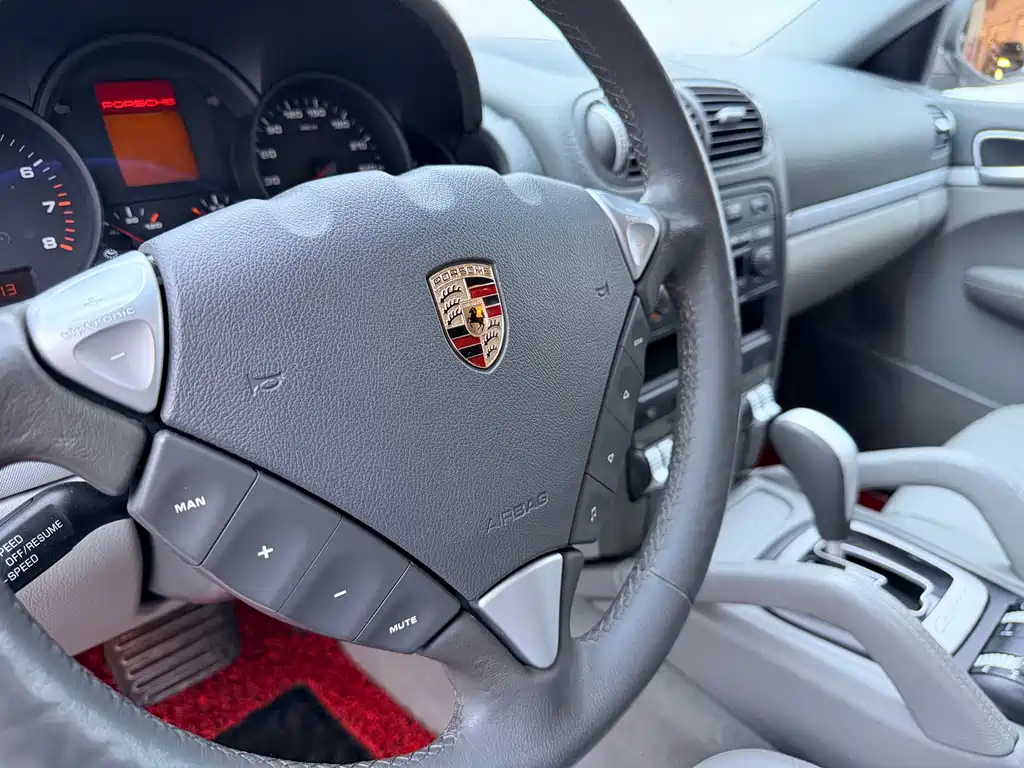 Porsche Cayenne — миниатюра 26