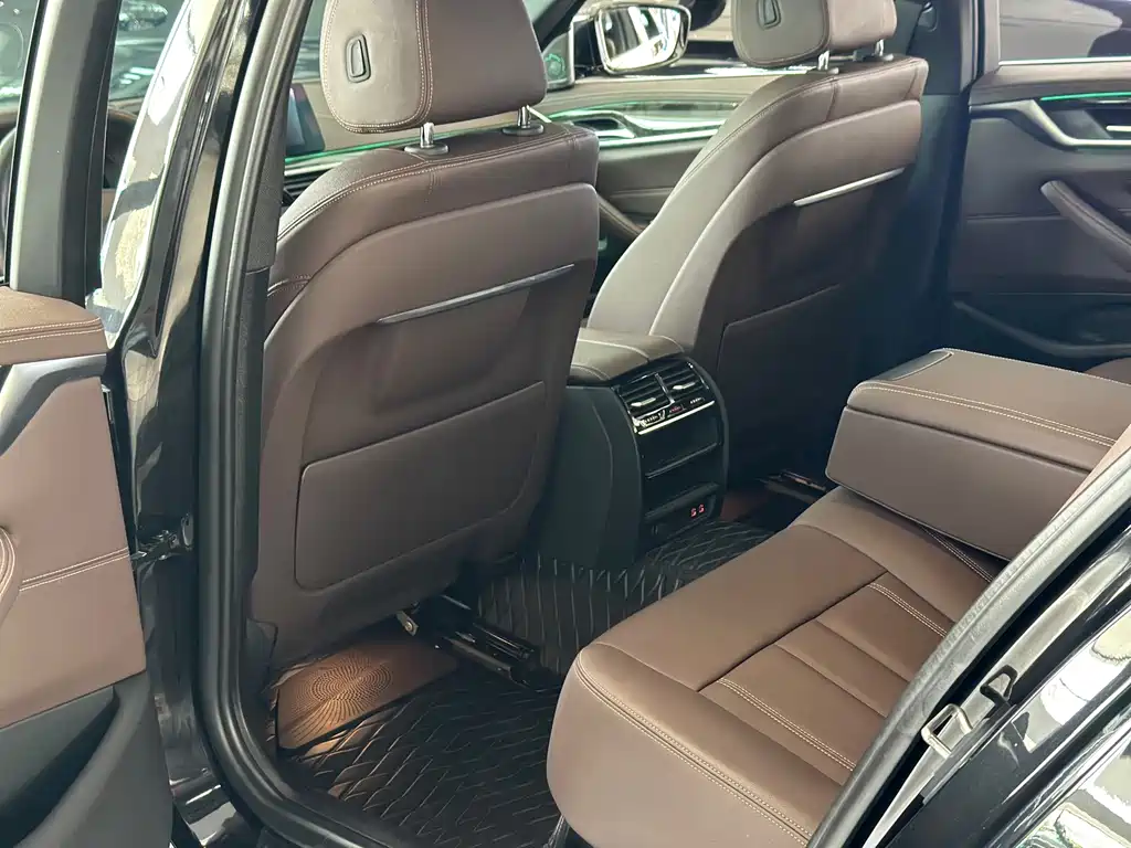 BMW 5 Series — миниатюра 9
