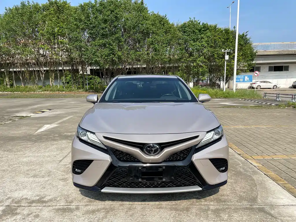 Toyota Camry - фото 2