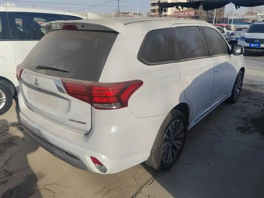 MITSUBISHI OUTLANDER