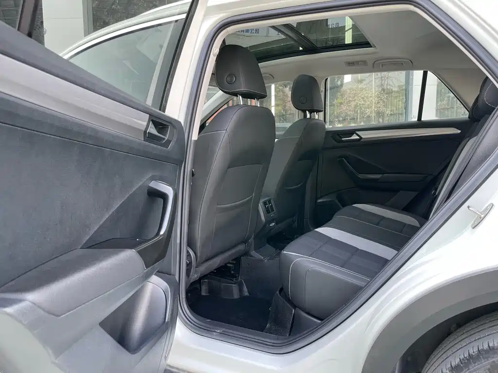 VOLKSWAGEN T ROC EXPLORING SONGS