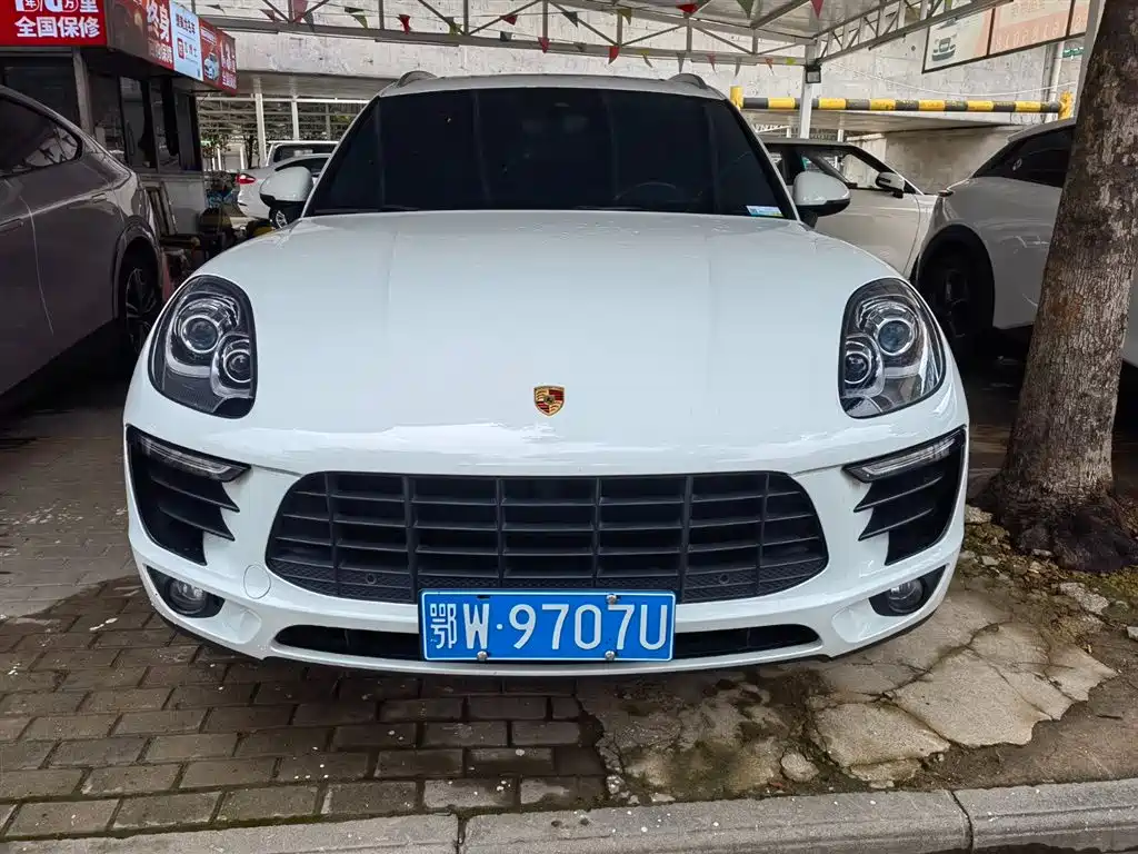 PORSCHE MACAN