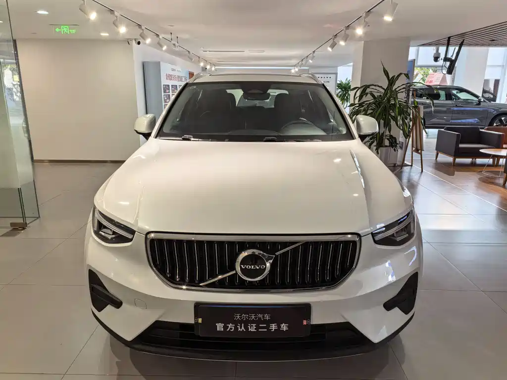 Volvo XC40 2025 B4 Luxury