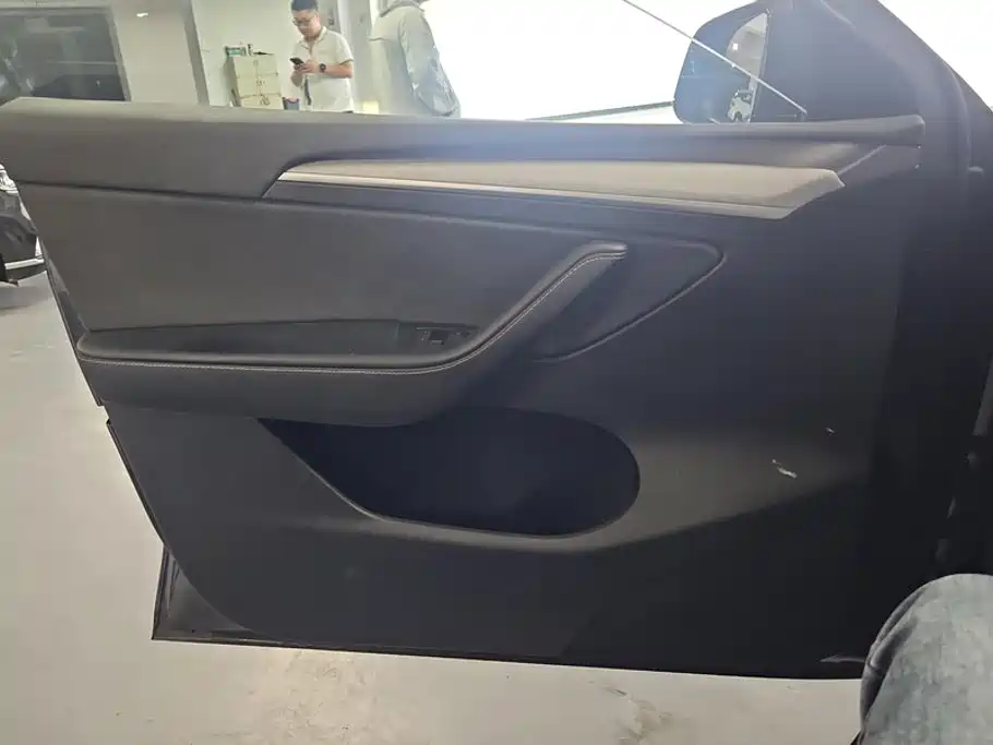 Tesla Model Y — миниатюра 7