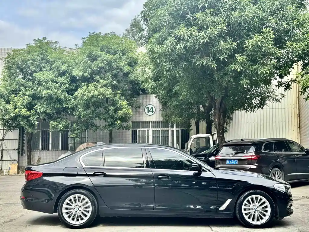 BMW 5 Series — миниатюра 4