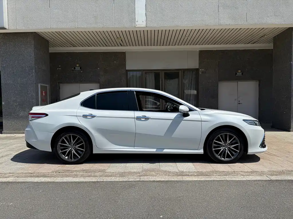 Toyota Camry — миниатюра 5