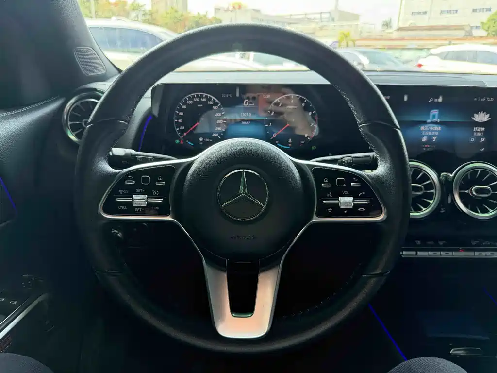 MERCEDES-BENZ GLB