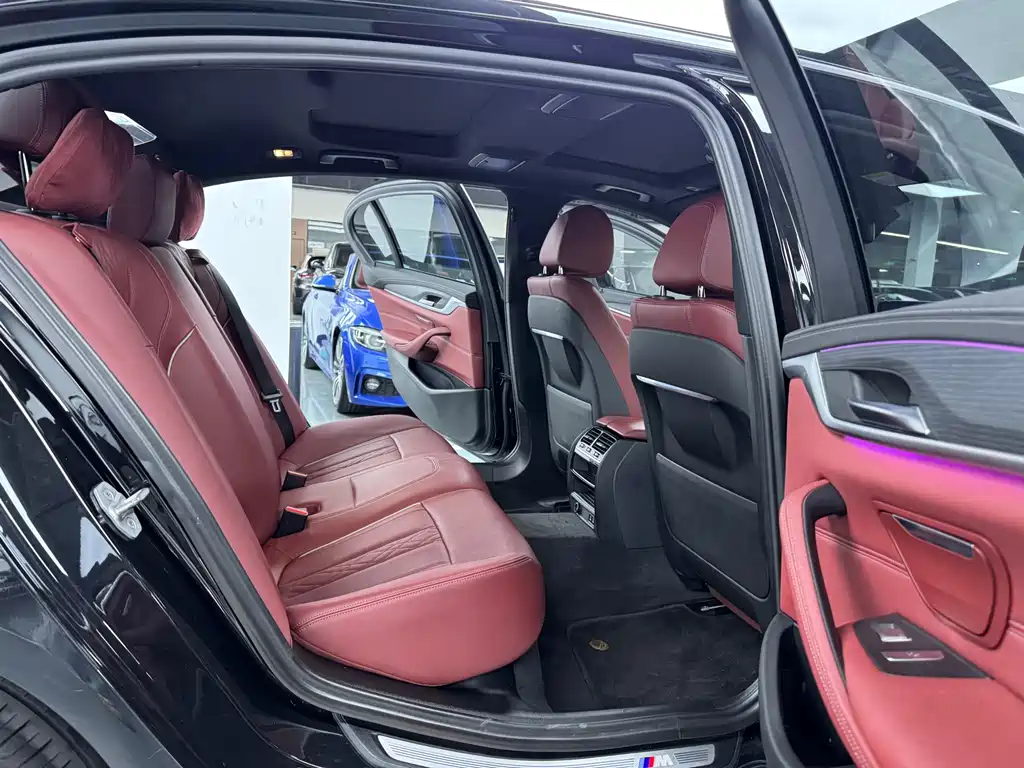 BMW 5 Series - фото 13