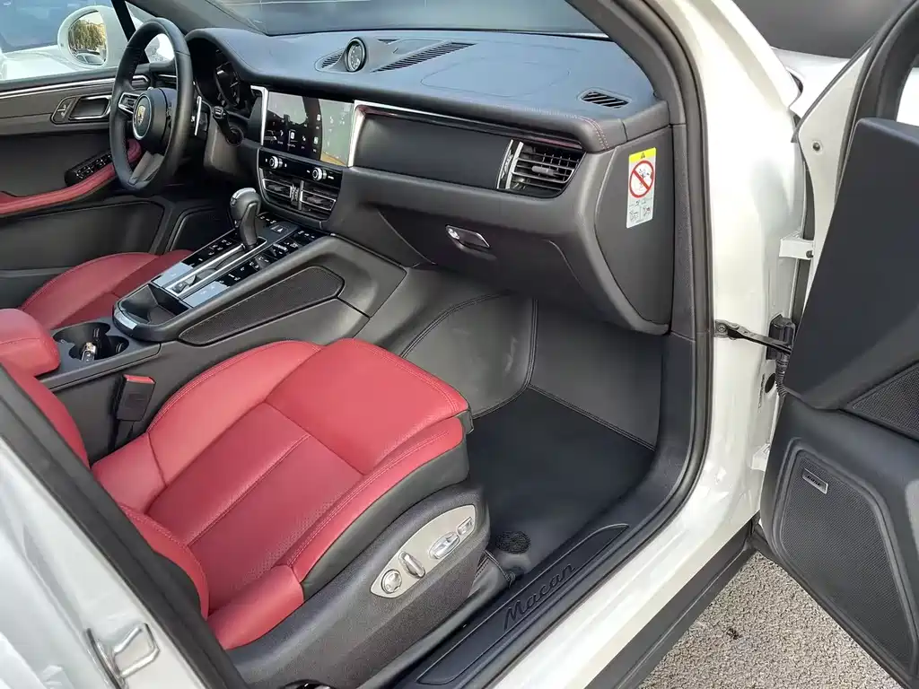 PORSCHE MACAN