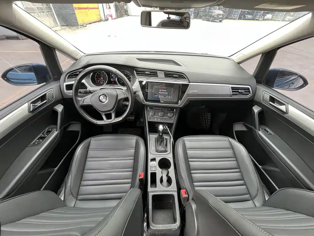 VOLKSWAGEN TOURAN