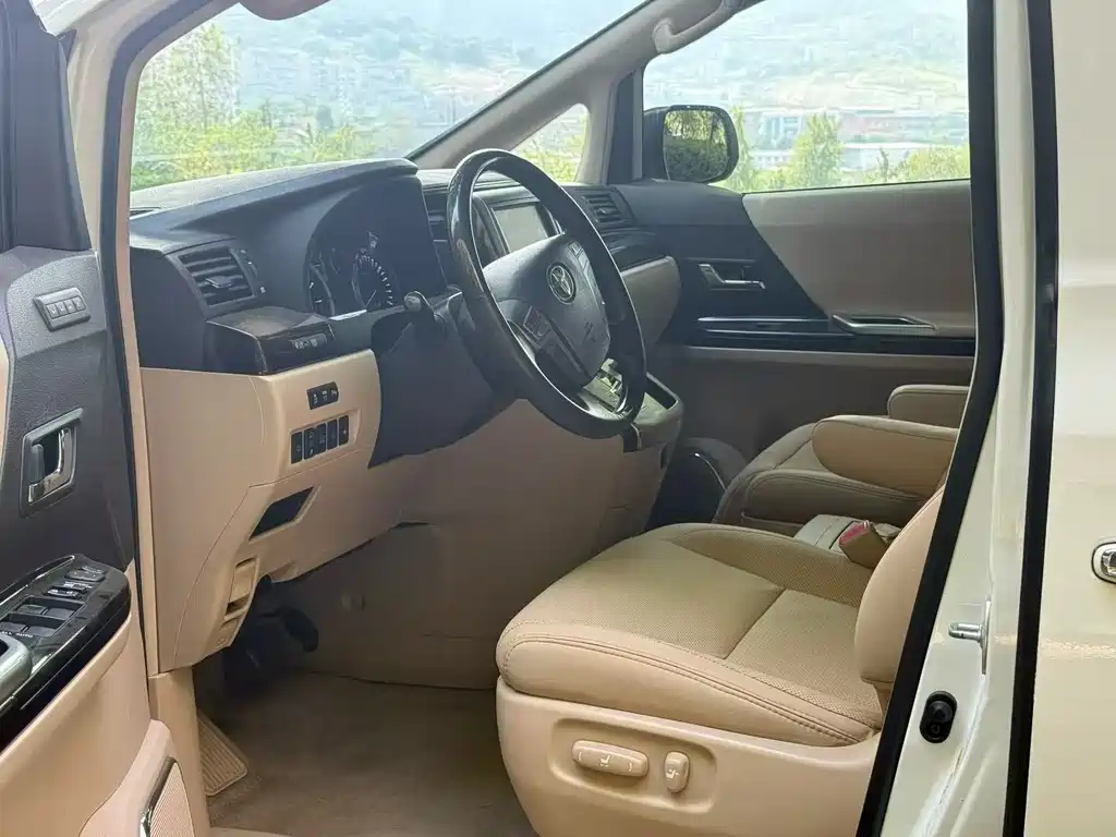 Toyota Alphard — миниатюра 5