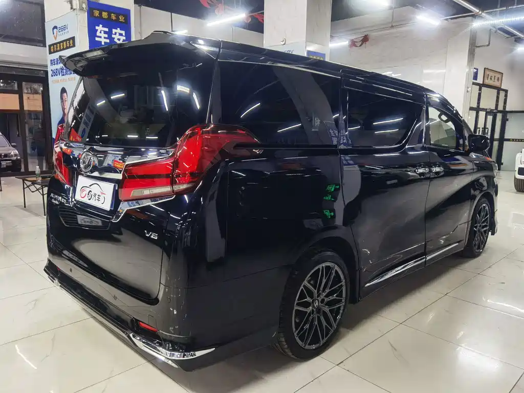 Toyota Alphard — миниатюра 4