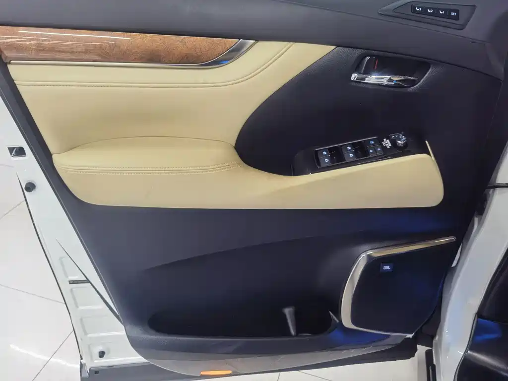 Toyota Alphard — миниатюра 16