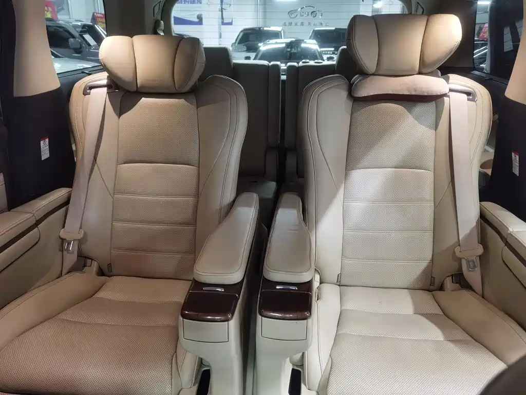 Toyota Alphard — миниатюра 12