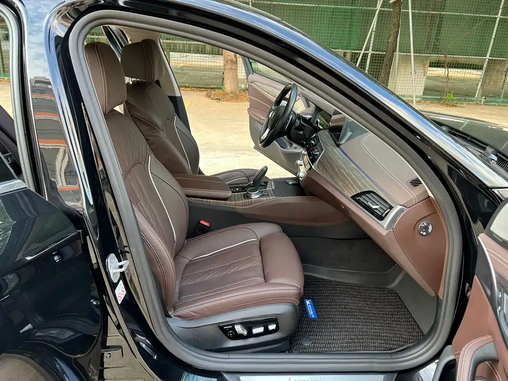 BMW 5 Series — миниатюра 8