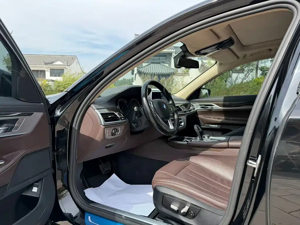 BMW 7 Series — миниатюра 4