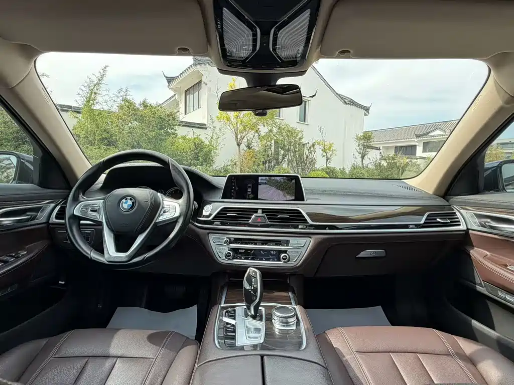 BMW 7 Series — миниатюра 6