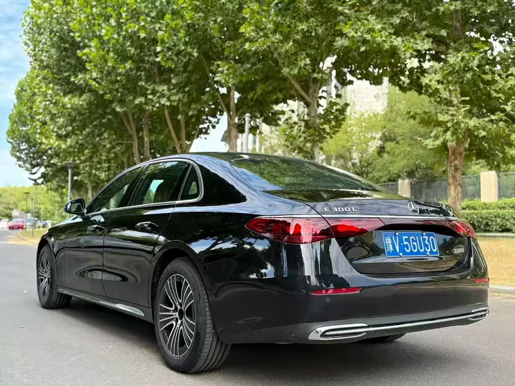 Mercedes-Benz E-Class — миниатюра 7