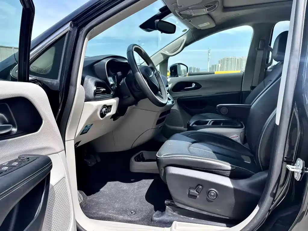 Chrysler Grand Voyager PHEV (Import) — миниатюра 9
