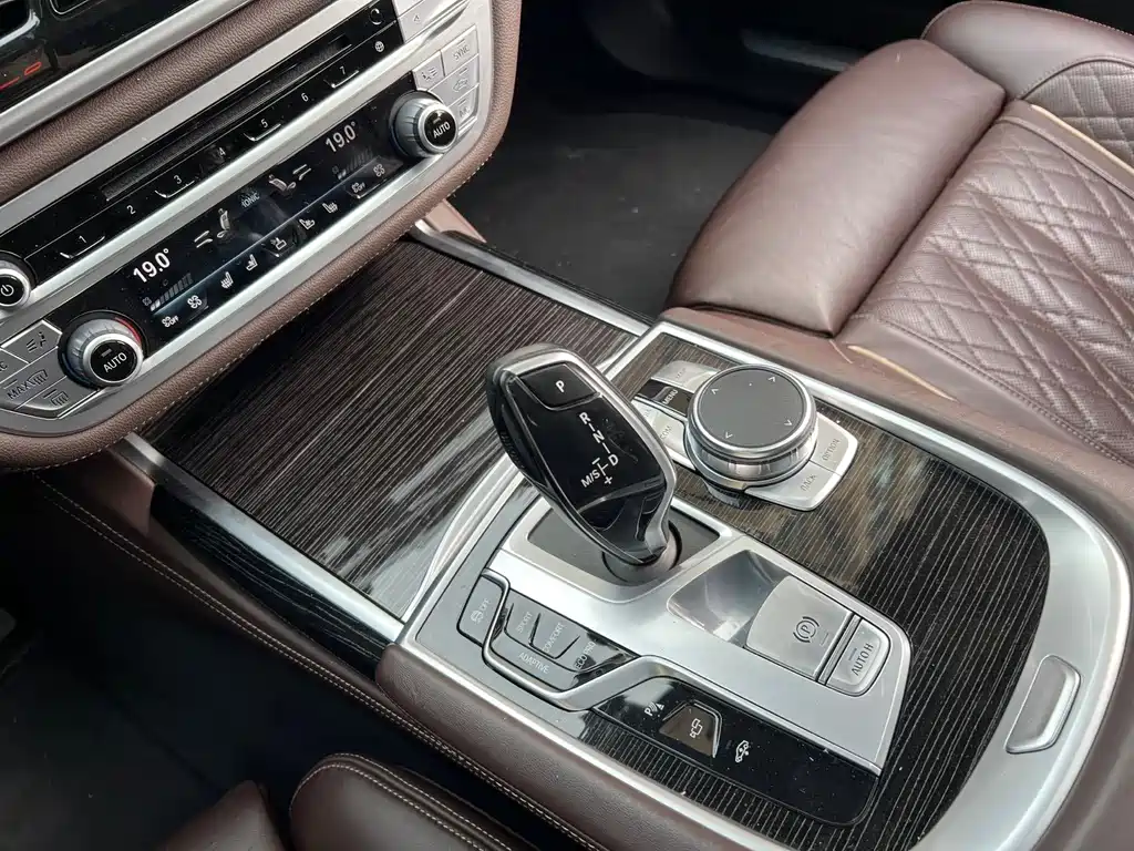 BMW 7 Series — миниатюра 8