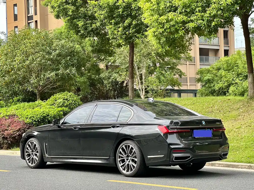 BMW 7 Series — миниатюра 21