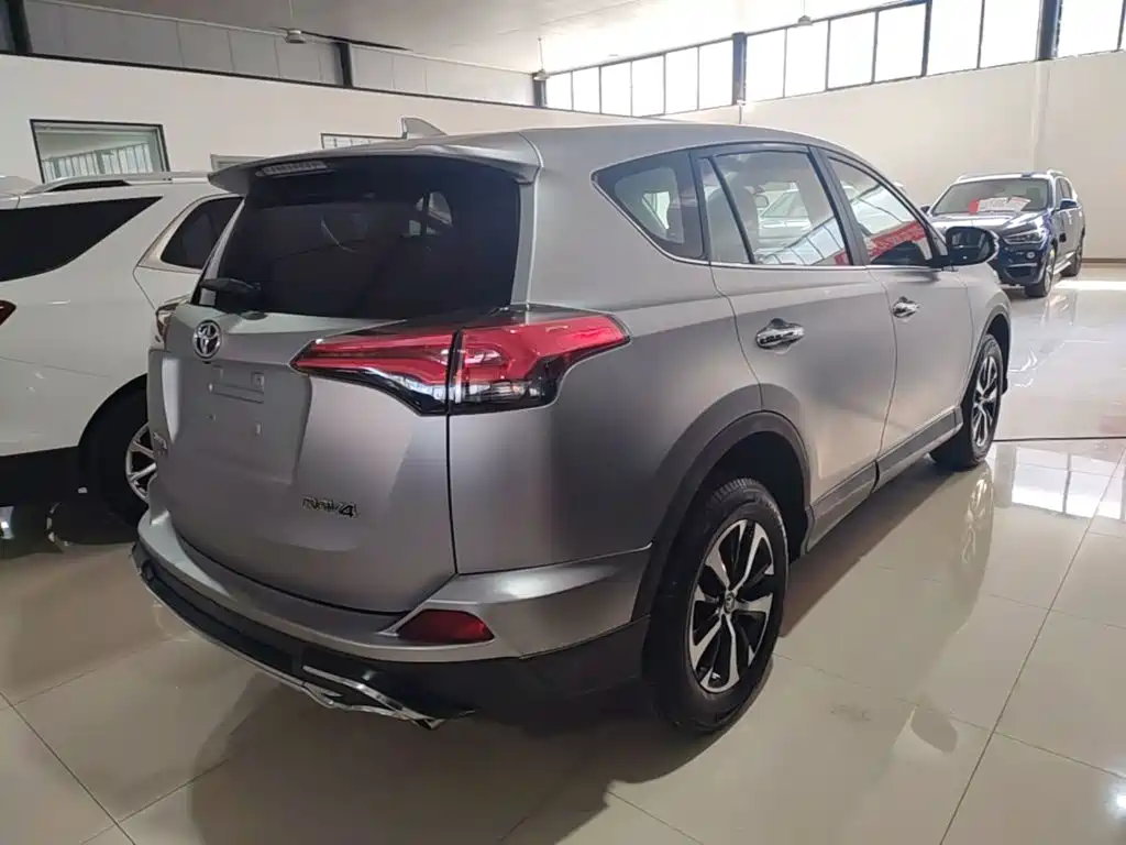 Toyota RAV4 — миниатюра 7
