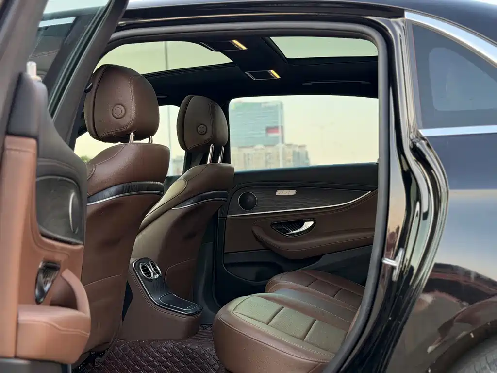 Mercedes-Benz E-Class — миниатюра 9