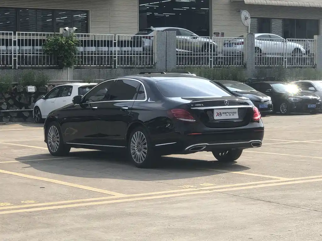 Mercedes-Benz E-Class — миниатюра 7