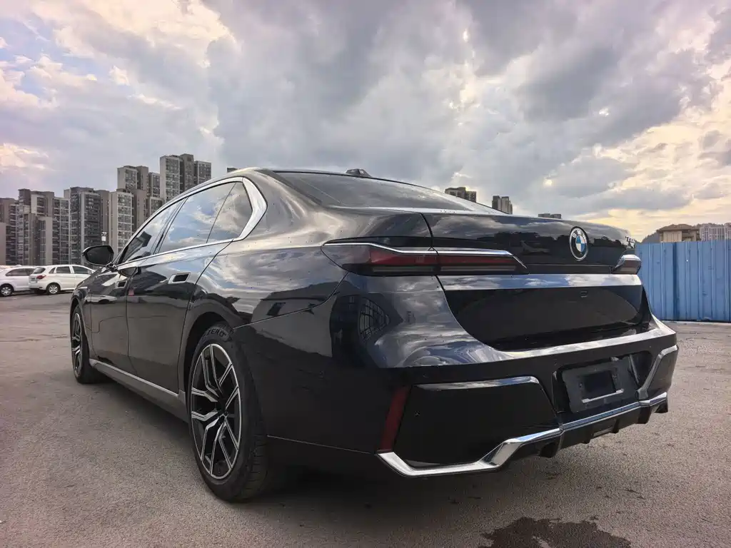 BMW 7 Series — миниатюра 6