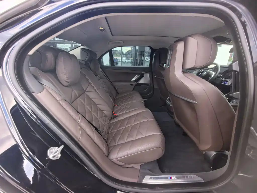 BMW 7 Series — миниатюра 11