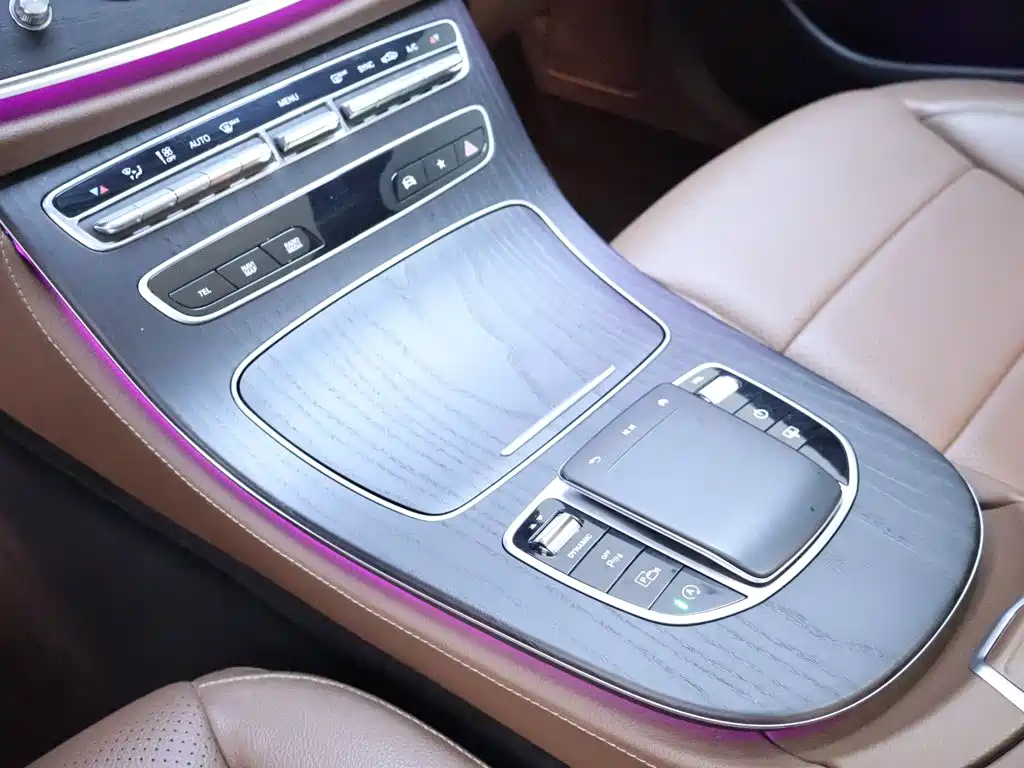 Mercedes-Benz E-Class — миниатюра 12