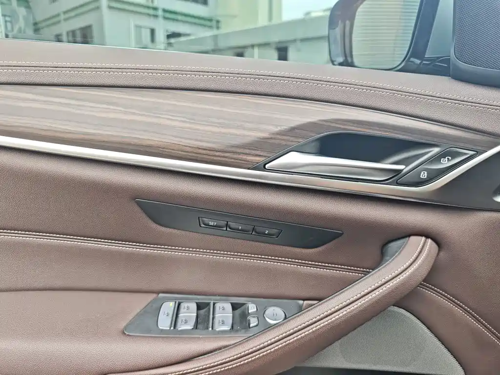 BMW 5 Series New Energy — миниатюра 7