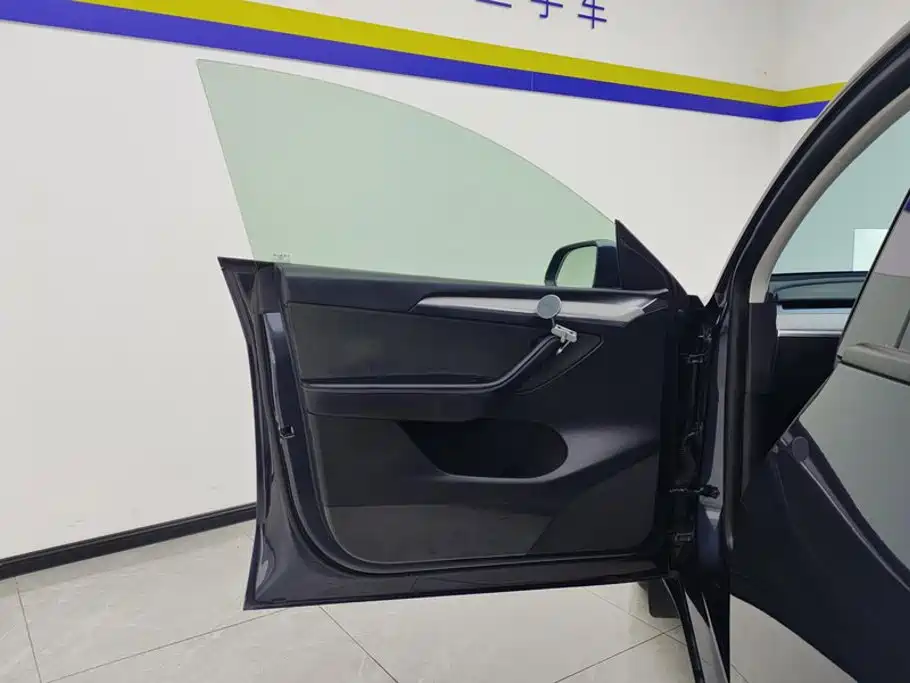 Tesla Model Y — миниатюра 7