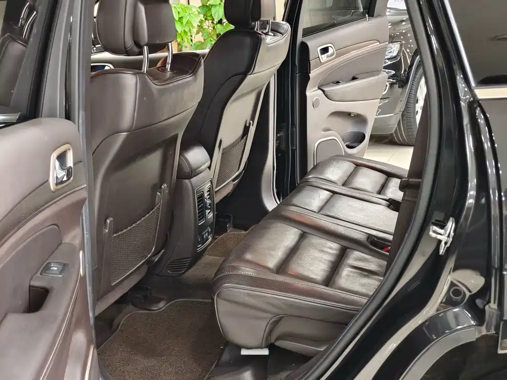 Jeep Grand Cherokee (Import) — миниатюра 12
