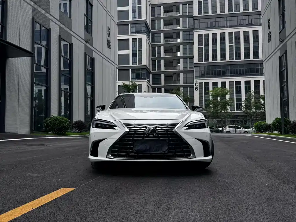 Lexus ES 2025 300h Premium